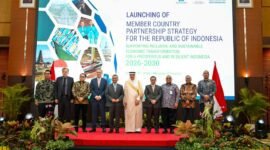 Suahasil Nazara berfoto bersama Presiden IsDB Group Dr. Muhammad Al Jasser dan jajaran pejabat terkait pada acara peluncuran MCPS Indonesia–IsDB 2026–2030.