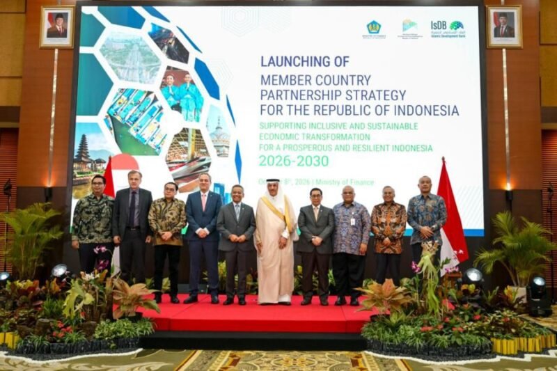Suahasil Nazara berfoto bersama Presiden IsDB Group Dr. Muhammad Al Jasser dan jajaran pejabat terkait pada acara peluncuran MCPS Indonesia–IsDB 2026–2030.