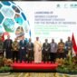 Suahasil Nazara berfoto bersama Presiden IsDB Group Dr. Muhammad Al Jasser dan jajaran pejabat terkait pada acara peluncuran MCPS Indonesia–IsDB 2026–2030.