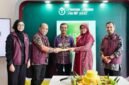 Wakil Rektor Bidang Pendidikan, Kewirausahaan, dan Alumni UMY, Prof. Dr. Zuly Qodir, M.Ag., melakukan pemotongan tumpeng kepada perwakilan Guru BK SMA yang siswa/siswinya menjadi pendaftar pertama di UMY