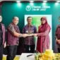Wakil Rektor Bidang Pendidikan, Kewirausahaan, dan Alumni UMY, Prof. Dr. Zuly Qodir, M.Ag., melakukan pemotongan tumpeng kepada perwakilan Guru BK SMA yang siswa/siswinya menjadi pendaftar pertama di UMY