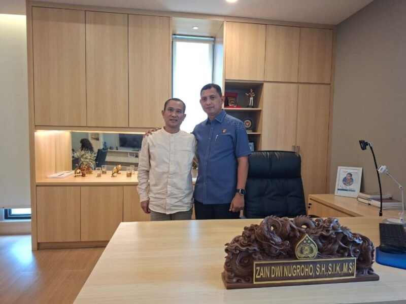 AKRAB-Brigjen Pol Zain Dwi Nugroho, SH, S.Ik, M.Si, sangat akrab bersama teman satu Kampung Kota Wali Demak. (Foto Ist).