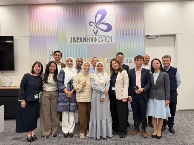 Kaprodi Ilmu Komunikasi UMY, Dr. Filosa Gita Sukmono (belakang kiri foto) bersama para penerima Visiting Fellowship JFSEAP di Kyoto University, Jepang