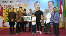 Rektor UMY didampingi BPH, Wakil Rektor, dan Kepala Sekolah MSUS menyerahkan simbolis potongan biaya bebas SPP 1 bulan pertama kepada pendaftar pertama SMP MSUS
