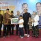 Rektor UMY didampingi BPH, Wakil Rektor, dan Kepala Sekolah MSUS menyerahkan simbolis potongan biaya bebas SPP 1 bulan pertama kepada pendaftar pertama SMP MSUS