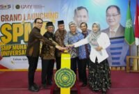 Rektor UMY didampingi BPH UMY, Wakil Rektor UMY, dan Kepala Sekolah SMP MSUS melakukan simbolisasi penekanan tombol Grand Launching SPMB SMP MSUS