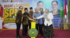 Rektor UMY didampingi BPH UMY, Wakil Rektor UMY, dan Kepala Sekolah SMP MSUS melakukan simbolisasi penekanan tombol Grand Launching SPMB SMP MSUS