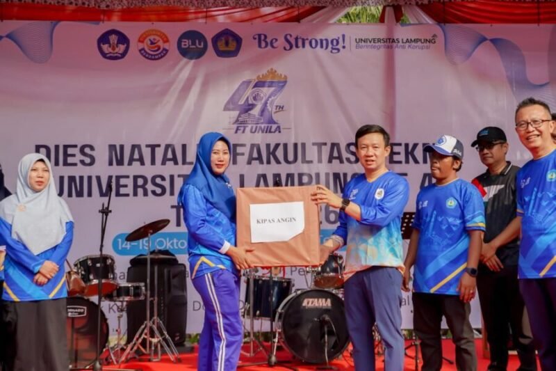 Marindo Kurniawan menyerahkan hadiah doorprize kepada peserta yang beruntung pada puncak Dies Natalis ke-47 Fakultas Teknik Unila.