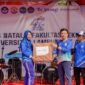 Marindo Kurniawan menyerahkan hadiah doorprize kepada peserta yang beruntung pada puncak Dies Natalis ke-47 Fakultas Teknik Unila.