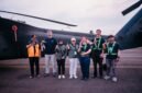 Kepala BPBD Provinsi Lampung Aswarodi (paling kiri, rompi oranye) berfoto bersama tim Satgas Udara dan kru di depan helikopter water bombing BNPB yang disiagakan untuk penanggulangan karhutla.