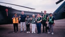 Kepala BPBD Provinsi Lampung Aswarodi (paling kiri, rompi oranye) berfoto bersama tim Satgas Udara dan kru di depan helikopter water bombing BNPB yang disiagakan untuk penanggulangan karhutla.