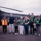 Kepala BPBD Provinsi Lampung Aswarodi (paling kiri, rompi oranye) berfoto bersama tim Satgas Udara dan kru di depan helikopter water bombing BNPB yang disiagakan untuk penanggulangan karhutla.