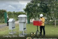 Tim UPTD Laboratorium Lingkungan DLH Provinsi Lampung saat melakukan sampling udara ambien untuk memantau kualitas udara secara langsung di lapangan.