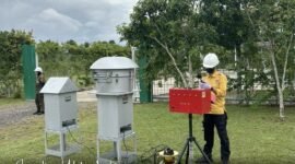 Tim UPTD Laboratorium Lingkungan DLH Provinsi Lampung saat melakukan sampling udara ambien untuk memantau kualitas udara secara langsung di lapangan.