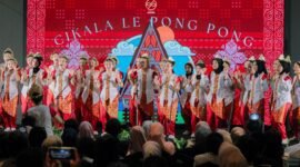 Penampilan memukau tim paduan suara Treasured Harmony Lampung Community (THLC) membawakan lagu daerah dengan kostum tradisional pada konser tahunan bertajuk Invitation and Memorial.