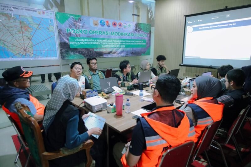 Jihan Nurlela memimpin rapat kordinasi bersama Satgas Karhutla dan tim Operasi Modifikasi Cuaca (OMC) di Posko Bandara Radin Inten II.