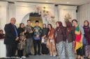 Wagub Banten Achmad Dimyati Natakusumah berfoto bersama jajaran pengurus Serikat Media Siber Indonesia (SMSI) dan panitia acara di lobi tempat resepsi pernikahan.