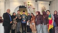 Wagub Banten Achmad Dimyati Natakusumah berfoto bersama jajaran pengurus Serikat Media Siber Indonesia (SMSI) dan panitia acara di lobi tempat resepsi pernikahan.
