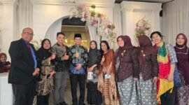 Wagub Banten Achmad Dimyati Natakusumah berfoto bersama jajaran pengurus Serikat Media Siber Indonesia (SMSI) dan panitia acara di lobi tempat resepsi pernikahan.