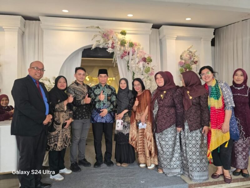 Wagub Banten Achmad Dimyati Natakusumah berfoto bersama jajaran pengurus Serikat Media Siber Indonesia (SMSI) dan panitia acara di lobi tempat resepsi pernikahan.
