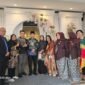 Wagub Banten Achmad Dimyati Natakusumah berfoto bersama jajaran pengurus Serikat Media Siber Indonesia (SMSI) dan panitia acara di lobi tempat resepsi pernikahan.
