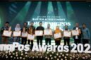 Andra Soni (tengah, memegang piagam dan piala) bersama para penerima penghargaan lainnya dalam Malam Anugerah Banten Achievement Tangerang Pos Award 2026.