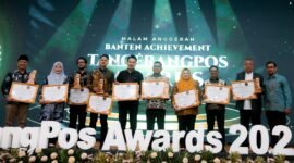 Andra Soni (tengah, memegang piagam dan piala) bersama para penerima penghargaan lainnya dalam Malam Anugerah Banten Achievement Tangerang Pos Award 2026.