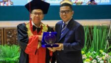 Andra Soni menerima plakat penghargaan dari pimpinan kampus dalam acara Wisuda XXVII STIE Bhakti Pembangunan di Auditorium Manggala Wanabakti
