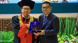 Andra Soni menerima plakat penghargaan dari pimpinan kampus dalam acara Wisuda XXVII STIE Bhakti Pembangunan di Auditorium Manggala Wanabakti