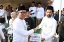 Andra Soni secara simbolis menyerahkan bantuan Unit Pengumpul Zakat (UPZ) Pemprov Banten dalam rangkaian peringatan Hari Santri Nasional 2026 di Pandeglang