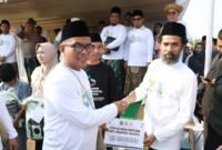 Andra Soni secara simbolis menyerahkan bantuan Unit Pengumpul Zakat (UPZ) Pemprov Banten dalam rangkaian peringatan Hari Santri Nasional 2026 di Pandeglang