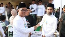 Andra Soni secara simbolis menyerahkan bantuan Unit Pengumpul Zakat (UPZ) Pemprov Banten dalam rangkaian peringatan Hari Santri Nasional 2026 di Pandeglang