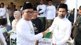 Andra Soni secara simbolis menyerahkan bantuan Unit Pengumpul Zakat (UPZ) Pemprov Banten dalam rangkaian peringatan Hari Santri Nasional 2026 di Pandeglang