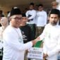 Andra Soni secara simbolis menyerahkan bantuan Unit Pengumpul Zakat (UPZ) Pemprov Banten dalam rangkaian peringatan Hari Santri Nasional 2026 di Pandeglang