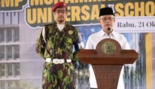 Foto Ketum PP Muhammadiyah saat memberikan amanatnya dalam acara Peletakan Batu Pertama SMP MSUS yang diinisasi oleh UMY