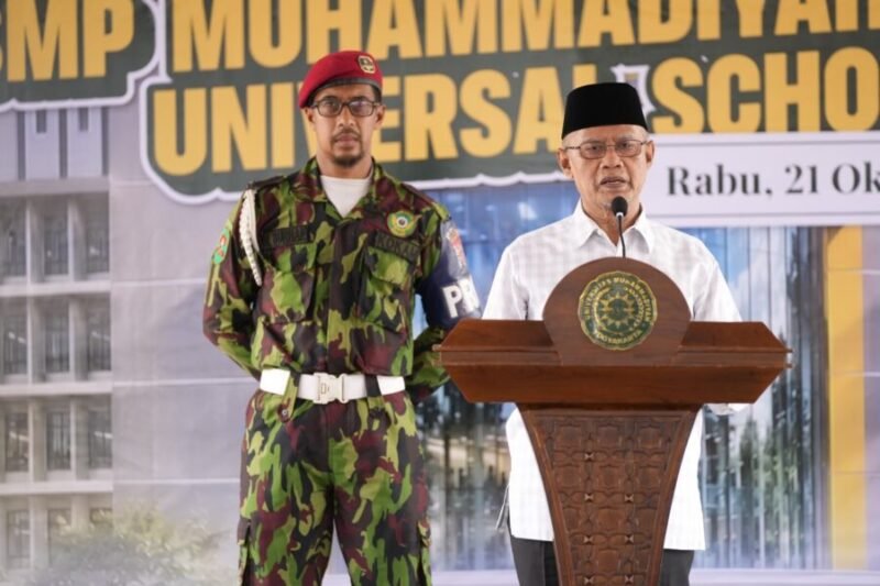 Foto Ketum PP Muhammadiyah saat memberikan amanatnya dalam acara Peletakan Batu Pertama SMP MSUS yang diinisasi oleh UMY