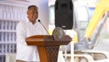 Foto Bupati Sleman, Harda Kiswaya menyampaikan sambutannya dalam acara Peletakan Batu Pertama SMP MSUS yang diinisasi oleh UMY