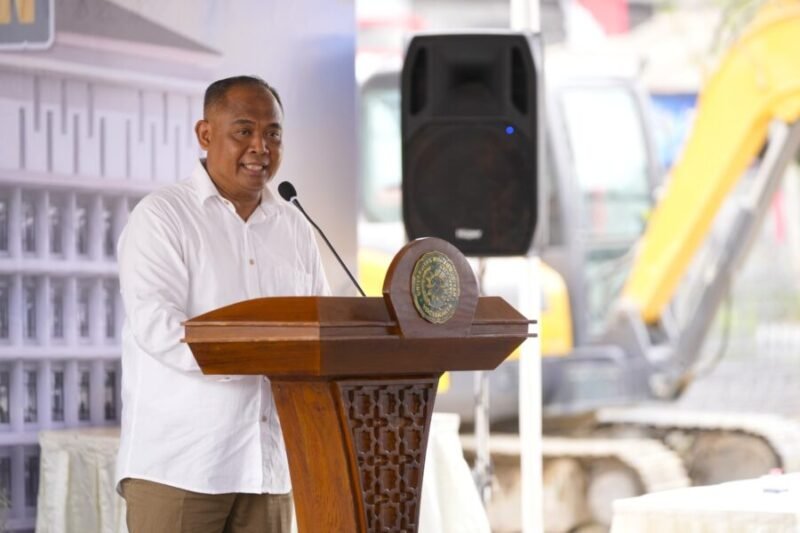 Foto Bupati Sleman, Harda Kiswaya menyampaikan sambutannya dalam acara Peletakan Batu Pertama SMP MSUS yang diinisasi oleh UMY