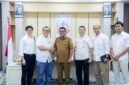 Gubernur Banten Andra Soni berfoto bersama pengurus DPD Real Estate Indonesia (REI) Banten usai pertemuan di Kantor Gubernur Banten, Jalupang, Serpong Utara, Kota Tangerang Selatan.