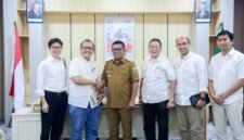 Gubernur Banten Andra Soni berfoto bersama pengurus DPD Real Estate Indonesia (REI) Banten usai pertemuan di Kantor Gubernur Banten, Jalupang, Serpong Utara, Kota Tangerang Selatan.