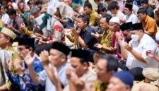Foto civitas academica UMY melaksanakan salat Istisqa yang dipimpin oleh Ustadz Dr. Muhammad Ikhwan Ahada, Bendahara BPH UMY