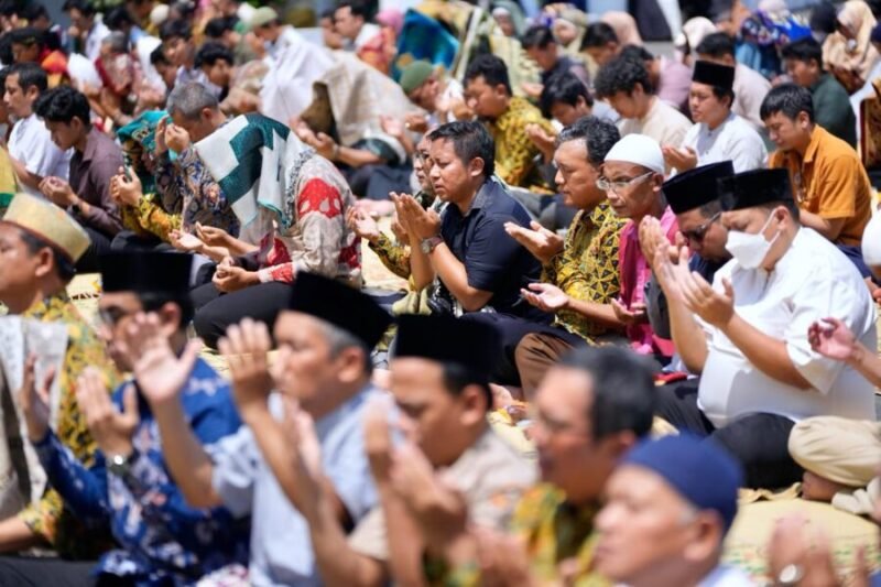 Foto civitas academica UMY melaksanakan salat Istisqa yang dipimpin oleh Ustadz Dr. Muhammad Ikhwan Ahada, Bendahara BPH UMY