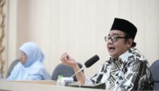 Foto Direktur Guru Pendidikan Menengah dan Pendidikan Khusus Kemendikdasmen RI, Arif Jamali Muis saat menyampaikan materinya dalam Simposium Nasional yang digelar PP KAUMY di UMY