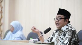 Foto Direktur Guru Pendidikan Menengah dan Pendidikan Khusus Kemendikdasmen RI, Arif Jamali Muis saat menyampaikan materinya dalam Simposium Nasional yang digelar PP KAUMY di UMY