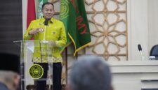 Foto Ketua BPKN RI, rof. Dr. H. Muhammad Mufti Mubarok, S.H., S.Sos., M.Si., menjadi pembicara dalam Simposium Nasional yang digelar oleh Keluarga Alumni UMY (KAUMY)