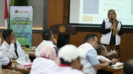 Foto Direktur Direktorat Kewirausahaan UMY saat menyampaikan portal digital untuk alumni UMY pada penutupan Rakernas KAUMY 2026 di UMY
