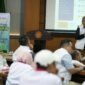 Foto Direktur Direktorat Kewirausahaan UMY saat menyampaikan portal digital untuk alumni UMY pada penutupan Rakernas KAUMY 2026 di UMY