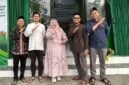 Kepala Subdirektorat Pengabdian pada Masyarakat UMY (gamis dan jilbab pink) bersama perwakilan tim dosen pengabdi dan pengurus PRM Bangunjiwo Barat dalam peresmian BB Mart di Masjid Ngesthi Tunggal, Wonotawang, Bangunjiwo, Kasihan, Bantul, Ahad (25/10/2026)