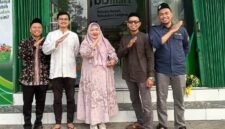 Kepala Subdirektorat Pengabdian pada Masyarakat UMY (gamis dan jilbab pink) bersama perwakilan tim dosen pengabdi dan pengurus PRM Bangunjiwo Barat dalam peresmian BB Mart di Masjid Ngesthi Tunggal, Wonotawang, Bangunjiwo, Kasihan, Bantul, Ahad (25/10/2026)