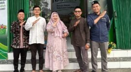 Kepala Subdirektorat Pengabdian pada Masyarakat UMY (gamis dan jilbab pink) bersama perwakilan tim dosen pengabdi dan pengurus PRM Bangunjiwo Barat dalam peresmian BB Mart di Masjid Ngesthi Tunggal, Wonotawang, Bangunjiwo, Kasihan, Bantul, Ahad (25/10/2026)